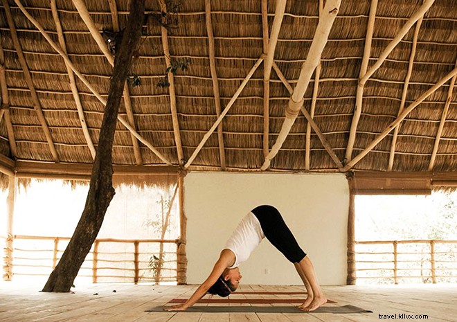 Por que um retiro de ioga é a escolha perfeita para o viajante solo 